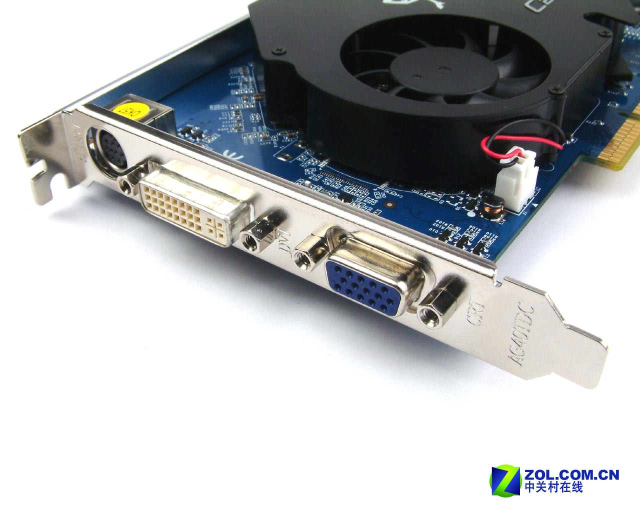 一块GeForce 6600卖199美金?真有这样的事儿吗?嘿嘿,您还真别不信,近日,著名N卡厂商旌宇就推出了一款这样的产品。 Calibre A600外观 Calibre A600包装 如上图所示,在这款产品上,旌宇启用了一个全新的品牌Calibre。Calibre是古式英文的拼写,后缀原来是caliber,意为杰出的、有才干的。和它的名称一样,Calibre显卡追求的就是极致的性能,就像它所推崇的3个品质: Elegance(高贵):从显卡的外观上就可以看出,精致的做工,极致的