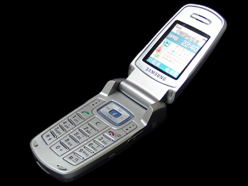 抢先试用三星首款内置天线手机E708_三星 SGH-E708_手机其它OS-中关村在线